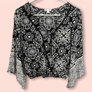 Women’s Xhilaration Black And White Pattern 100% Rayon Blouse Size XS.